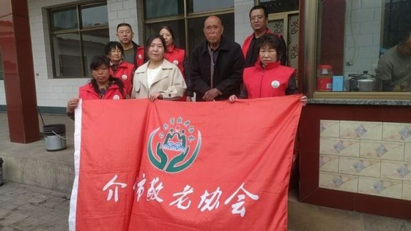 介休市敬老协会敬老爱老助老行动----张兰镇仙台村入户特困老人83岁李士旺家为老人包饺子