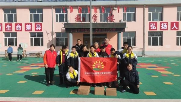 长治市阳光困境儿童帮扶协会携手爱心商家开展温暖困境儿童捐赠活动