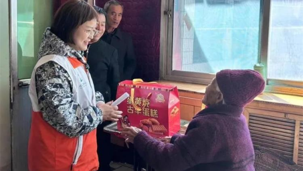 交城县成溪社会工作服务中心志愿者配合交城县民政局开展“爱在雷锋月,暖在长者心”入户洪相镇探访活动