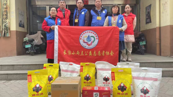 长治小雨点公益志愿者协会组织志愿者走进复兴花园看望残疾人和孤寡老人