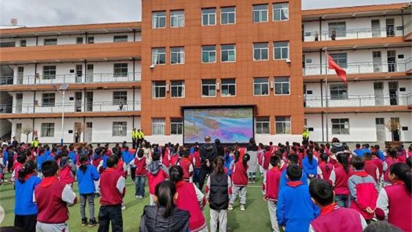 山西吉县交警走进东关小学开展全国中小学生安全教育日宣传活动