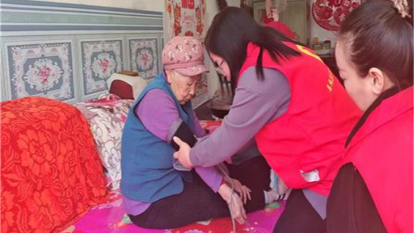 娄烦县青年志愿者协会会长李云朋组织志愿者前往峰岭底村为孤寡老年人免费测量血压血糖帮助老人打扫卫生免费义务理发