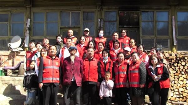 春暖三月学雷锋情暖孤寡老人心,忻州春晖公益活动站志愿者前往忻府区三交镇赤水村关爱孤寡老人为老人们送上了诚挚的关爱和爱心物资