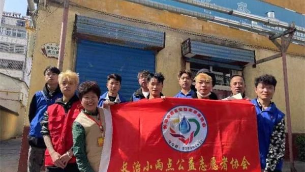 长治小雨点公益协会组织志愿者来到雨花斋二部为老人开展义务理发活动