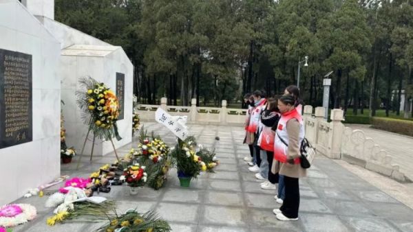 长治正能量公益协会组织志愿者来到烈士陵园悼念为国捐躯的烈士寄托哀思缅怀为烈士们敬献花篮并祭扫墓碑