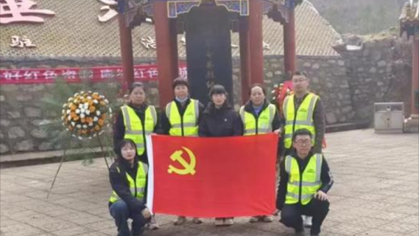 晋中市太谷区心连心志愿者协会组织志愿者到太谷区烈士陵园开展清明祭扫活动致敬革命先烈传承红色精神