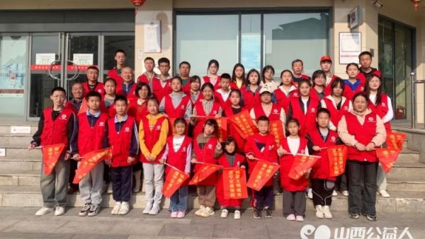 临汾市文明交通志愿者协会清明假日协助交警维护城市交通