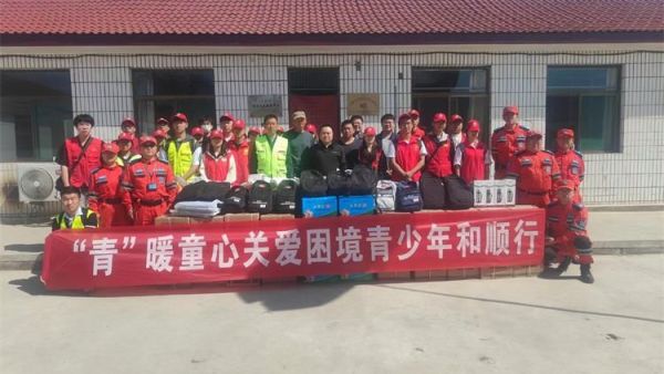 晋中市青暖童心关爱困境青少年志愿服务活动走进和顺县仪城村赠送学习用品