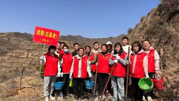 娄烦县青年志愿者协会志愿者前往马家庄乡潘家庄村阳坡梁参加全县全民义务植树活动