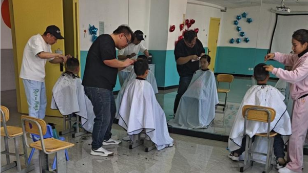 爱心人士刘杰组织义务理发团队来灵星孤独症中心为心青年义务理发