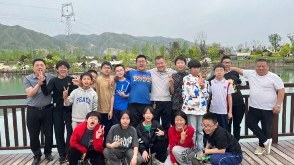 不负好时光与春共成长----盐湖区第一时间志愿者协会的志愿者带领困境儿童走进大自然