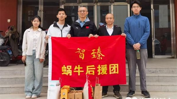 博雅培文晋中实验学校的马岳鹏同学来灵星孤独症社区给孩子们送来学习用品