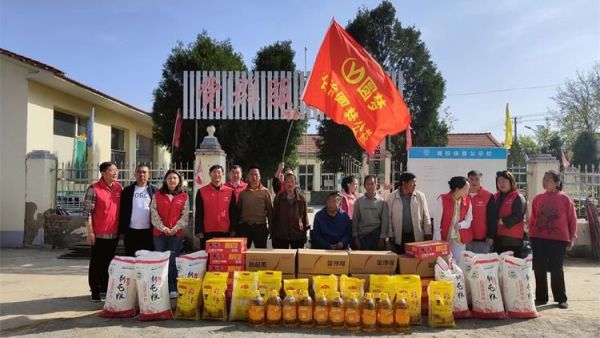 人间四月天乡村爱满天 长治圆梦公益志愿者协会们到沁县上北里村慰问十户生活困难需要帮助的老人们