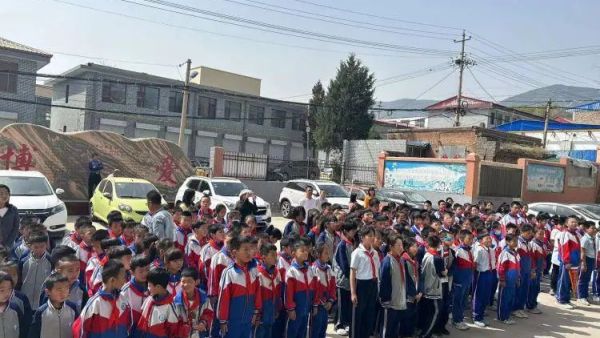 品读经典启迪智慧 尖草坪区呼延小学校开展4.23世界读书日《论语》诵读活动