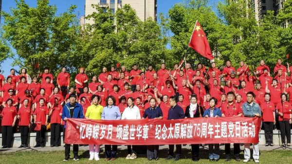 万柏林区万柏林街道合唱团在滨河公园参加“忆峥嵘岁月 颂盛世华章”群众性大合唱展演