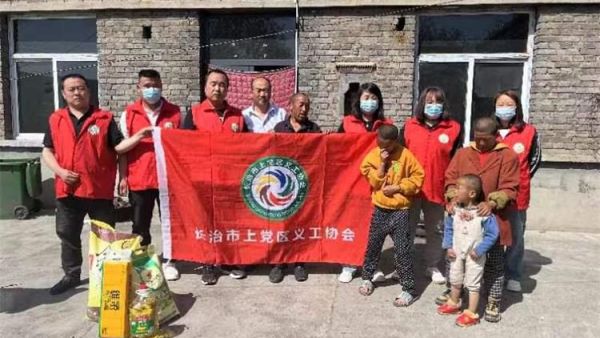 长治市上党区义工协会组织志愿者来看望张小兵一家捐赠生活用品