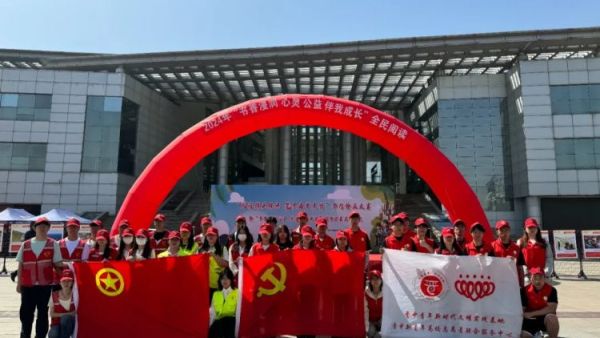 晋中新青年高校志愿者联合服务中心在“书香浸润心灵 公益伴我成长”启动仪式上开展志愿服务