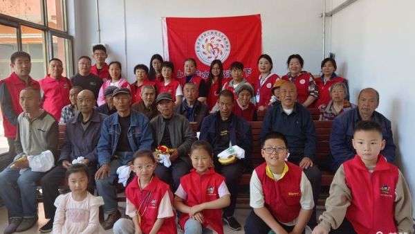 长治市善泽留守困境儿童救助协会组织协会帮助的留守儿童在小天贡敬老院举办传承孝道关爱老人的活动培养他们的社会适应能力