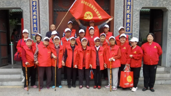 春风有信花开有期 太原市比家美养老院组织长者们一起到外面转转来到迎泽公园赏景游园