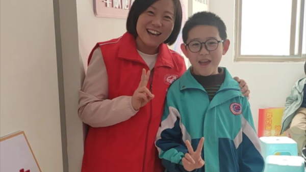 志愿者的陪伴故事，运城市第一时间爱心公益志愿者联合会志愿者艾薇----陪伴困境儿童用热情感化孩子