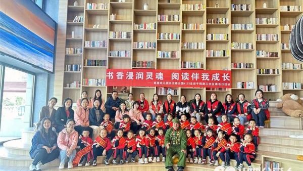 退伍军人全国道德模范提名奖赵海生应邀到太原市平阳路三社区党群服务中心和锦绣书局讲述道德模范的先进事迹