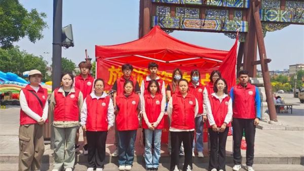 介休市北关街道彦博路社区志愿者协会五一假期在后土庙景区做公益引导志愿活动