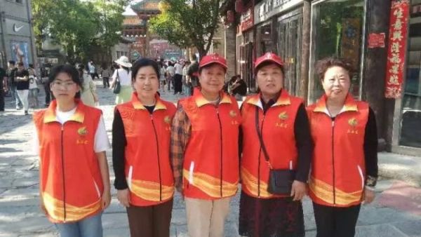 以志愿之灯点亮千年古城----忻府区文艺志愿服务队志愿者们身穿红马甲坚守在忻州古城景区开展志愿服务活动