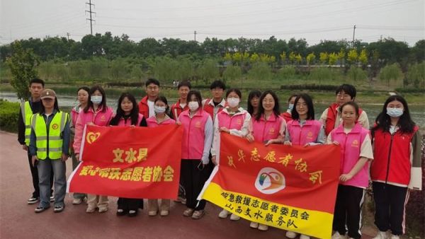 文明实践·我行动——五四青年节文水县爱心帮扶志愿者协会开展保护文峪河活动捡拾文峪河岸的垃圾
