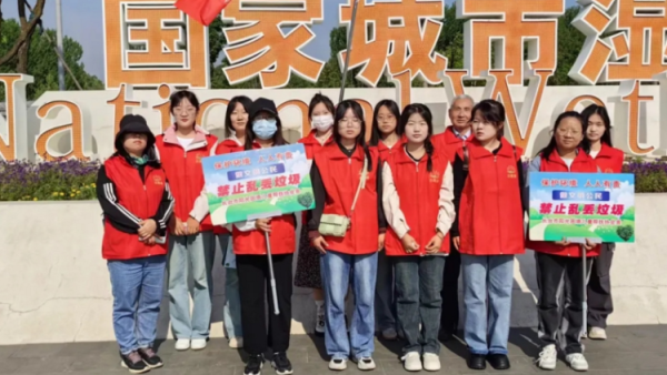 迎接五四青年节长治市阳光困境儿童帮扶协会组织志愿者赴湿地公园开展环保宣传活动