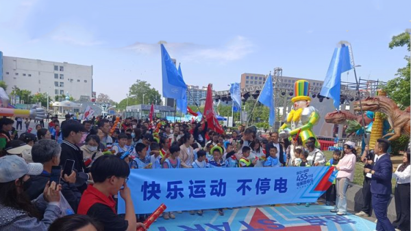 长治市善泽留守困境儿童救助协会、小小践行家义工团共同开展了“共筑美好家园”徒步净走环卫活动