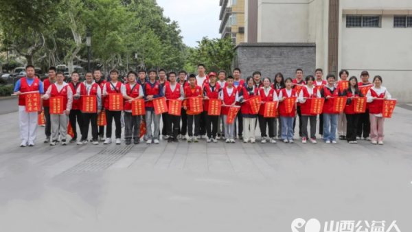 临汾市文明交通志愿者协会与临汾市公安交警支队协作在解放路工贸十字岗持续推进五四文明交通劝导志愿服务活动