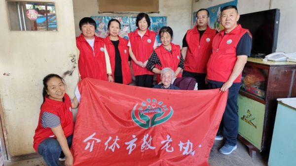 介休市敬老协会组织志愿者走进义棠镇小宋曲村入户92岁特困老人温玉香家中为老人理发料理家务