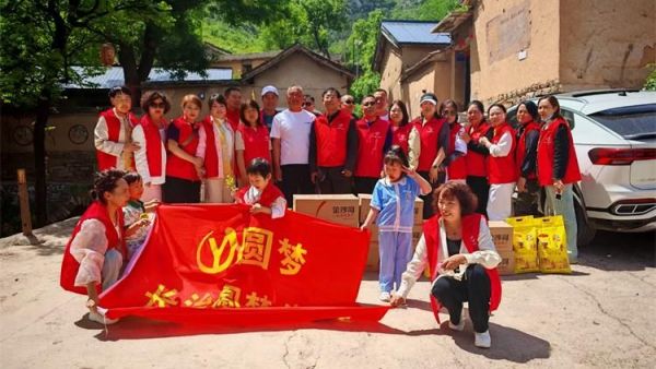 长治圆梦公益协会志愿者5月11日来到狄子峪村和东庄村对八户生活困难的家庭进行献爱心活动捐赠米面油