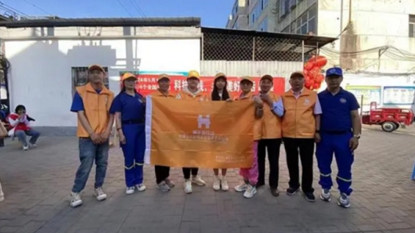 长治市阳光困境儿童帮扶协会携手潞洲区角沿新时代文明实践联合开展了让爱回家----防走失宣传黄手环发放活动