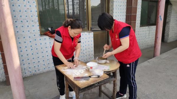 介休市敬老协会敬老爱老助老行动----义安镇沙堡村入户86岁特困老人曹恩明家中为老人们送去社会的温暖