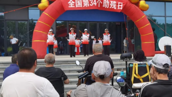 忻州市阳光爱心公益志愿者协会承办的“助残饺子宴”拉开了帷幕残障人士在这里感受到了关爱和尊重