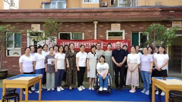 太原市苏延恒残疾人社会工作名家工作室的苏老师在太原市迎泽区特殊教育中心学校为全体一线教师进行了一次沙盘减压活动