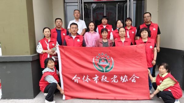 介休市敬老协会在义棠镇义棠村举行走乡村送温暖公益活动免费理发免费义诊