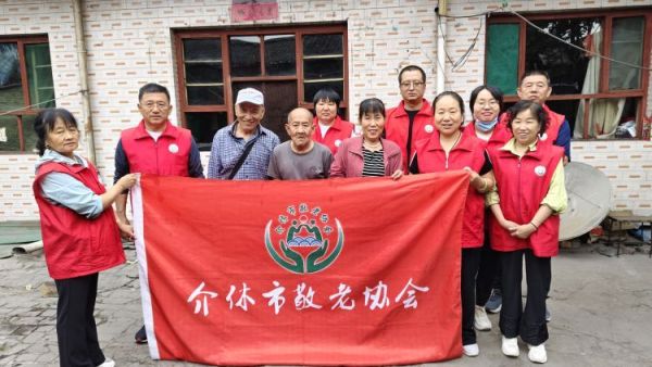 介休市敬老协会在义棠镇义棠村入户去年危房改造过的74岁低保监测户李根明家中清理卫生包饺子