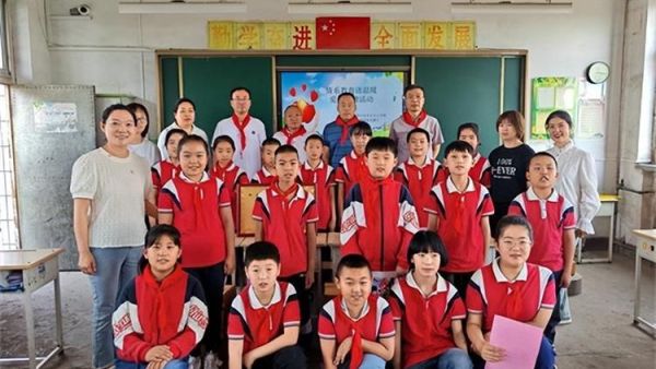 太原市烛光志愿服务中心携手小店老三样砂锅涮肉店来到了清徐县长头小学校进行慰问,在孟封镇的云华爱心庄园慰问老人