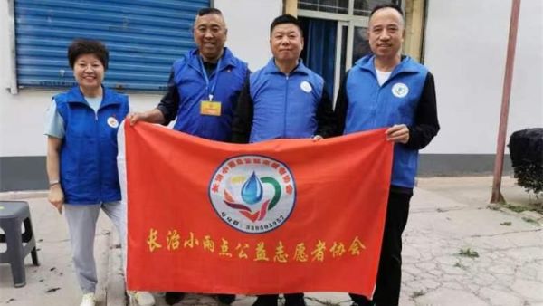 长治小雨点公益协会的志愿者们到雨花斋为老人义务帮厨义务理发活动