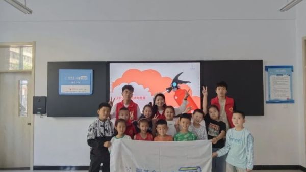 吕梁市离石区青年志愿者协会特别选派了壹基金儿童平安计划认证讲师前往儿童服务站为孩子们带来了一堂消防安全教育课程
