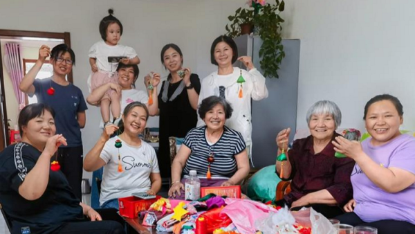 小店区营盘街道南内环二社区民间巧匠郭老师邀请辖区手工爱好者齐聚一堂,共同制作香包