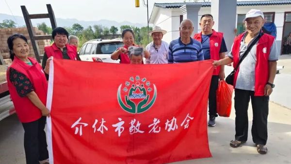 介休市敬老协会在龙凤镇西宋壁村入户82岁特困老人侯永禄家中为老人理发料理家务包香味可口的饺子