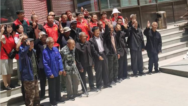 长治市思源公益协会志愿者去平顺县玉峡关村养老院慰问老人们