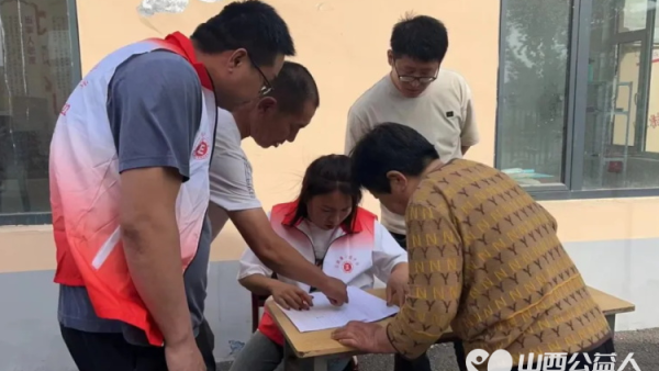 长治正能量公益协会志愿者团队一队志愿者吴霞来到长治市潞州区大辛庄镇陈村,为村里七十岁老人发放西红柿每人一箱,发放了70余箱,价值五千元