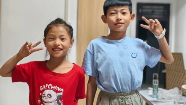 一袋酸杏的感恩 曹马增兄妹俩特地采摘了一袋自家种植的酸杏，送到石楼志愿者们的手中表示感谢