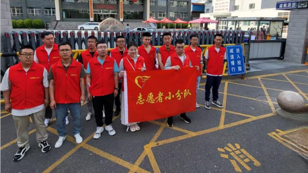 太原市志愿者小分队在太原十五中全身心地投入志愿服务活动为每一位考生和家长贴心服务