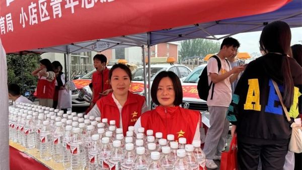 连续五年护航高考 小店恒善志愿者服务中心在小店区一中门口为高考学子们提供服务