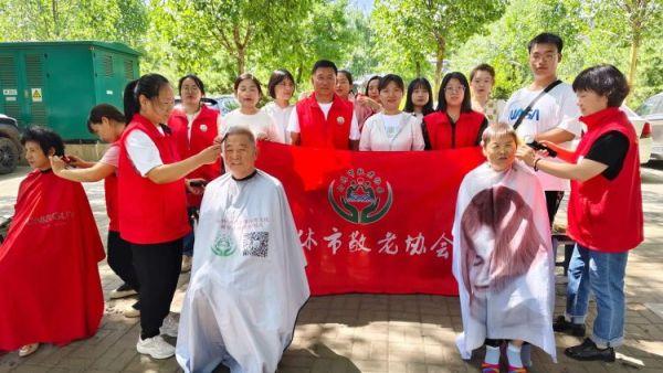 志愿服务进社区,健康活动暖人心----介休市敬老协会在西关街道宏顺路社区为社区老人爱心理发健康义诊服务